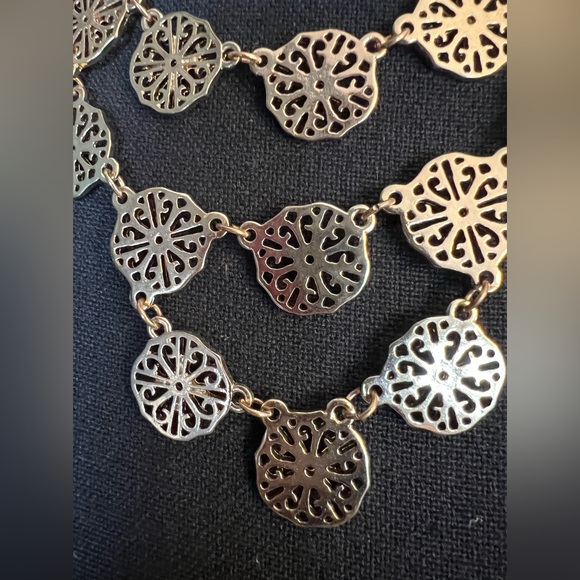 Vintage gold colored necklace. - Picture 2 of 3